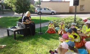 Policjantka czyta dzieciom bajkę