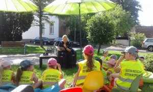 Policjanta czyta do mikrofonu dzieciom